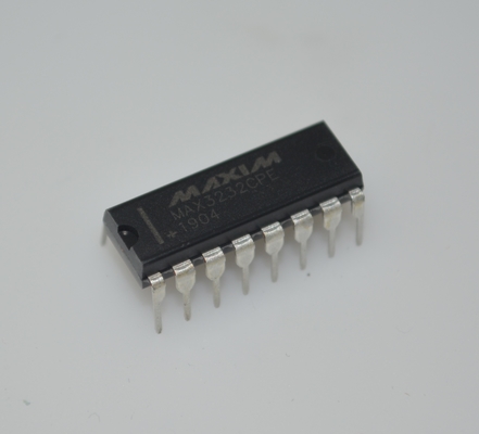 MAX3232CPE RS-232 Πληροφορευτής ±15kV ESD Προστασία 3,0-5,5V Ευρεία τάση 1μA Μικρή ισχύς 250kbps Ταχύτητα δεδομένων 2 Δρομείς/2 Πιστολήτες DIP-16 Πακέτο για Βιομηχανικές Επικοινωνίες