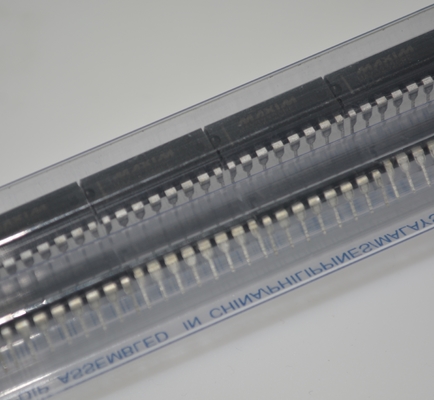 MAX3232CPE RS-232 Πληροφορευτής ±15kV ESD Προστασία 3,0-5,5V Ευρεία τάση 1μA Μικρή ισχύς 250kbps Ταχύτητα δεδομένων 2 Δρομείς/2 Πιστολήτες DIP-16 Πακέτο για Βιομηχανικές Επικοινωνίες
