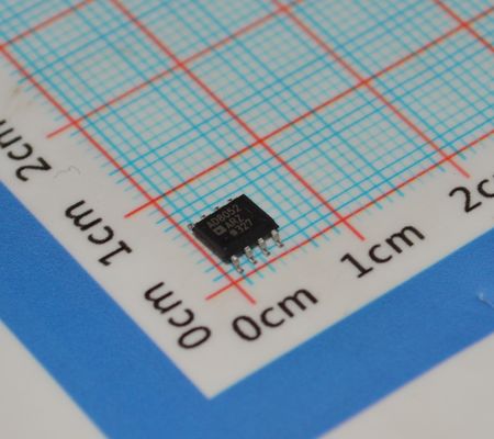 AD8052AR Υψηλής ταχύτητας 300MHz Op Amp Χαμηλός θόρυβος 4.5nV/√Hz 5V Λειτουργία Σιδηροδρομική προς σιδηροδρομική έξοδος Χαμηλή στρέβλωση και 160mA έξοδος για βίντεο / ADC buffers