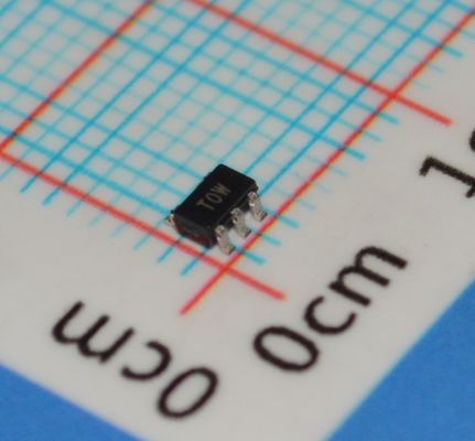 ADT6501SRJZP085RL7 ακρίβεια 85°C Κλειστή θερμοκρασίας ±0,5°C ακρίβεια 2,7V-5,5V Τροφοδότηση 6μA Υπερ-χαμηλή ισχύς ανοικτή απόρροια Συσκευή SOT-23 για IoT/Μεταφορικές συσκευές