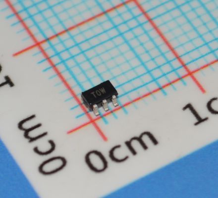 ADT6501SRJZP085RL7 ακρίβεια 85°C Κλειστή θερμοκρασίας ±0,5°C ακρίβεια 2,7V-5,5V Τροφοδότηση 6μA Υπερ-χαμηλή ισχύς ανοικτή απόρροια Συσκευή SOT-23 για IoT/Μεταφορικές συσκευές