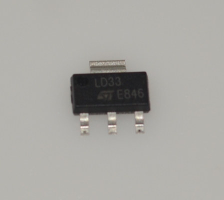 LD1117S33CTR 3.3V LDO ρυθμιστής τάσης με 1A έξοδος χαμηλή τάση πτώσης υψηλή ακρίβεια υπερεύματος και θερμική προστασία σταθερός με κεραμικούς πυκνωτές SOT-223 πακέτο