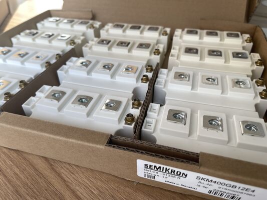 SKM400GB12E4 1200V 400A Μονάδα IGBT Χαμηλό Vce(sat) Υψηλή Ανθεκτικότητα σε Βραχυκύκλωμα Χαμηλές Απώλειες Μεταγωγής Υψηλή Μόνωση Βιομηχανικής Κλάσης Για Κινητήριες Μονάδες και Βιομηχανικά UPS