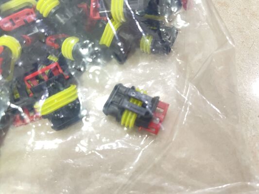 282087-1 4 Θέση 2,5 mm Στρώση Σύρμα-στο-Πλάτωμα Υποδοχή Crimp Σώμα Τριβή Πίνακα κλειδαριού Mount Polarized UL 94V-0 4.5A Διάταξη για τη διανομή ηλεκτρικής ενέργειας και βιομηχανική