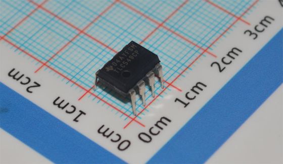 TLC549CP 8-bit ADC 40ksps 4MHz Clock Single Supply 3-6V DIP-8 ±0.5LSB INL Μικρή ισχύς < 15mW -40°C έως +85°C